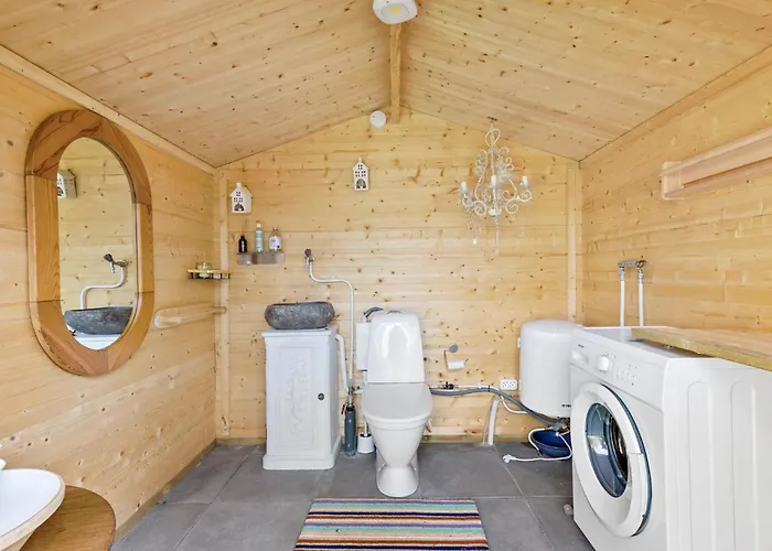 1 Bedroom Beautiful In *